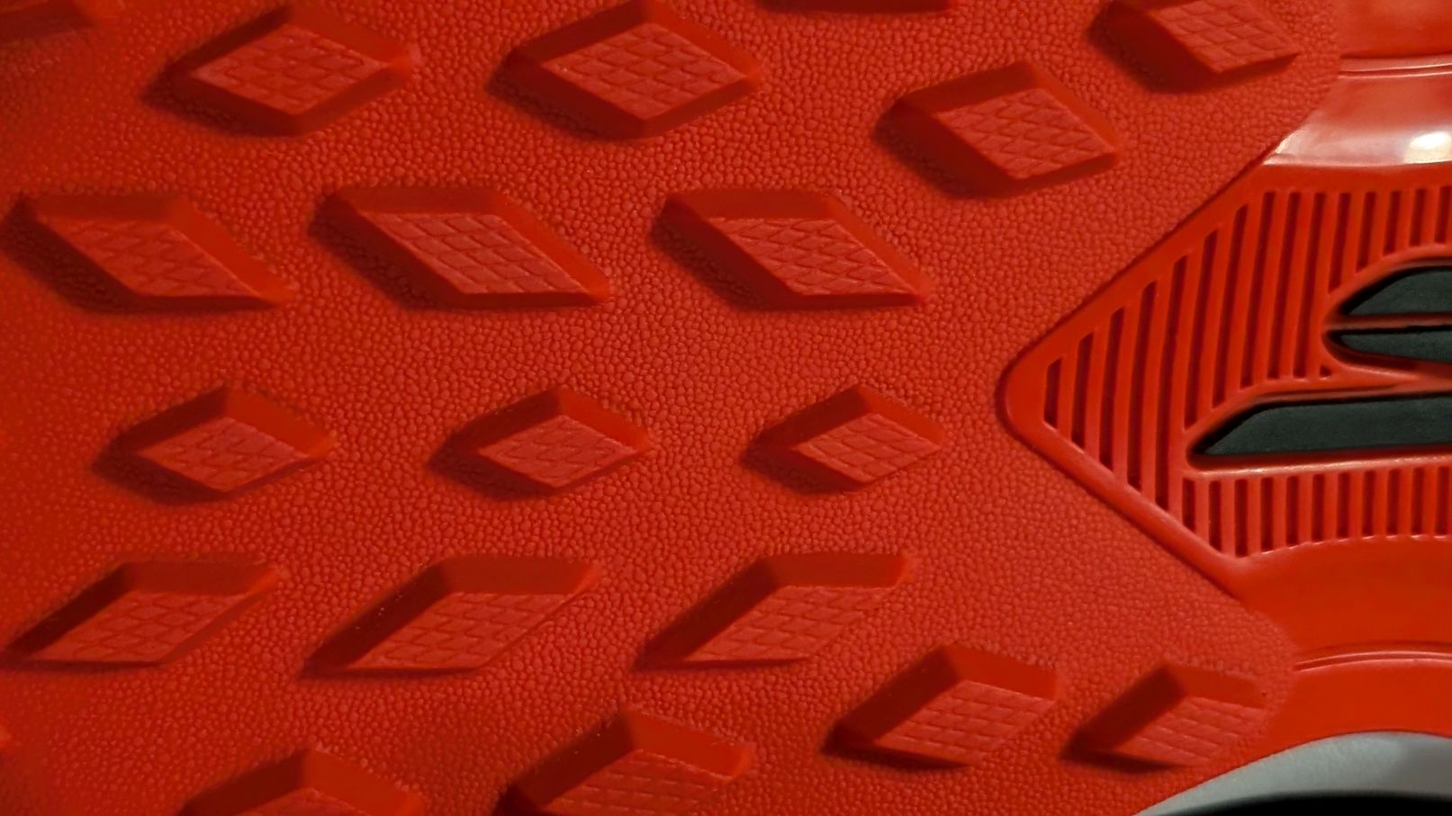 Lugs on Skechers cricket shoe red outsole