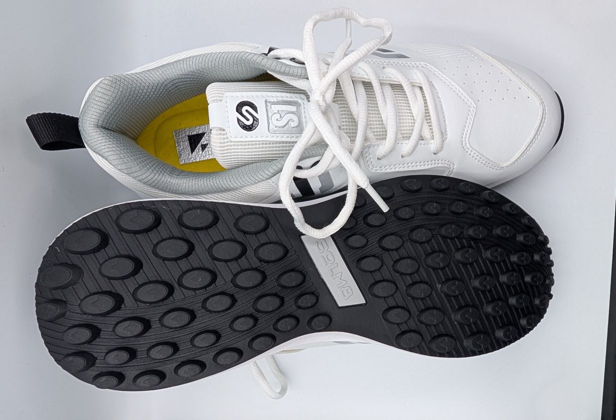 Lugs on bottom of SOLM8 S1 rubber spikes cricket shoe