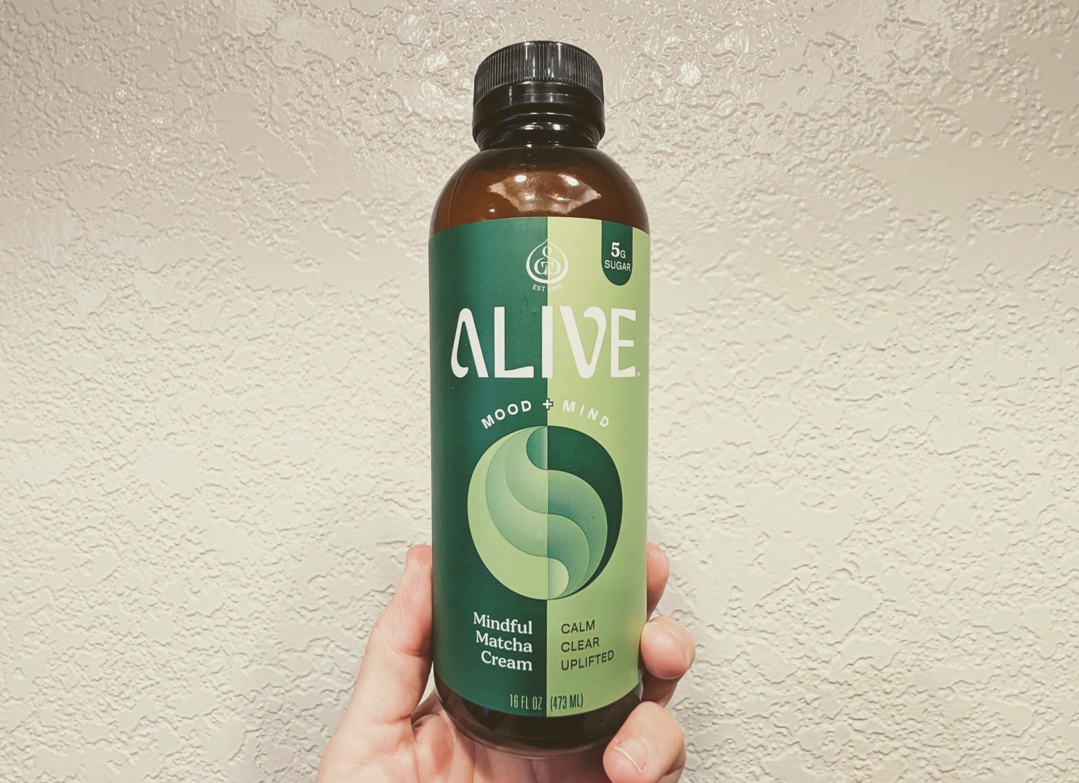 Green bottle of GT's Alive Mindful Matcha Cream Soda for a flavor and ingredient review